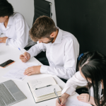 Avaliação por competências com rubricas claras: menos subjetividade e mais precisão nos resultados — por Sérgio Bento De Araújo.