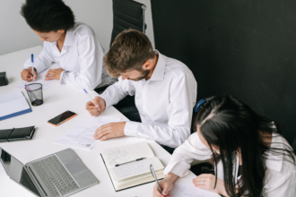 Avaliação por competências com rubricas claras: menos subjetividade e mais precisão nos resultados — por Sérgio Bento De Araújo.