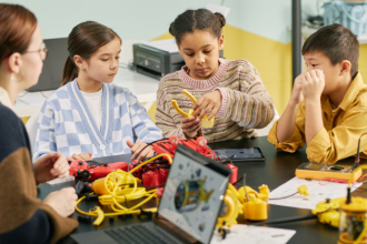 Robótica educacional, climatech e inovação: Caminhos para a educação do futuro mostra como tecnologia e sustentabilidade transformam o ensino. Conteúdo de Gustavo Adolfo Morceli Rodrigues.