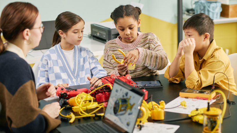 Robótica educacional, climatech e inovação: Caminhos para a educação do futuro mostra como tecnologia e sustentabilidade transformam o ensino. Conteúdo de Gustavo Adolfo Morceli Rodrigues.
