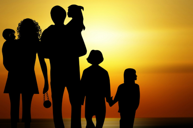 Alfredo Moreira Filho destaca a família como um espaço onde não existem cargos, refletindo sobre identidade, equilíbrio e a importância das relações humanas além do ambiente profissional.