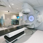 Acelerador linear de radioterapia instalado em uma sala hospitalar de tratamento