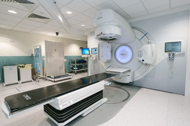 Acelerador linear de radioterapia instalado em uma sala hospitalar de tratamento