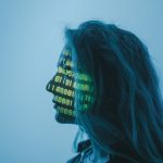 Silhueta de uma mulher com códigos binários projetados sobre o rosto, em uma representação conceitual de inteligência artificial e tecnologia digital
