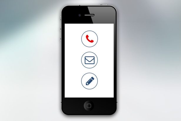 Smartphone exibindo ícones de chamada telefônica, e-mail e mensagens sobre fundo claro