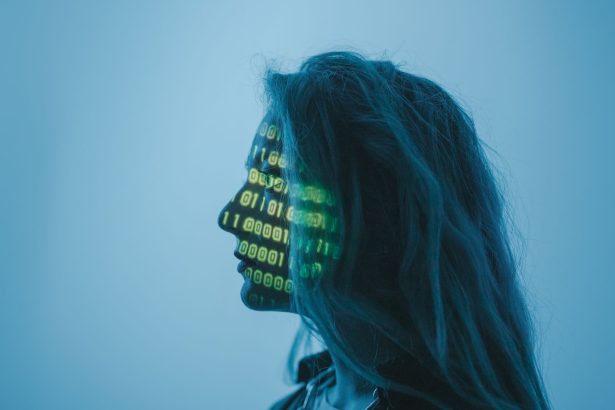 Silhueta de uma mulher com códigos binários projetados sobre o rosto, em uma representação conceitual de inteligência artificial e tecnologia digital