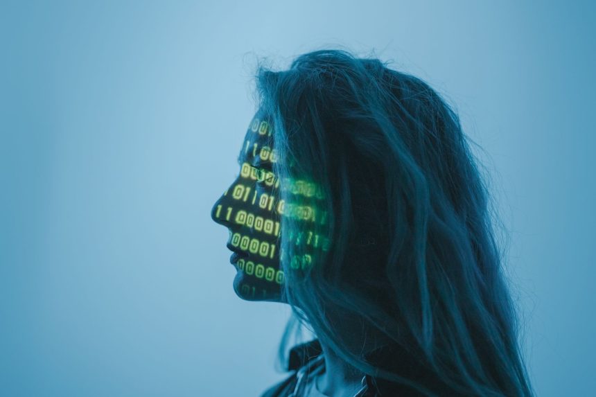 Silhueta de uma mulher com códigos binários projetados sobre o rosto, em uma representação conceitual de inteligência artificial e tecnologia digital